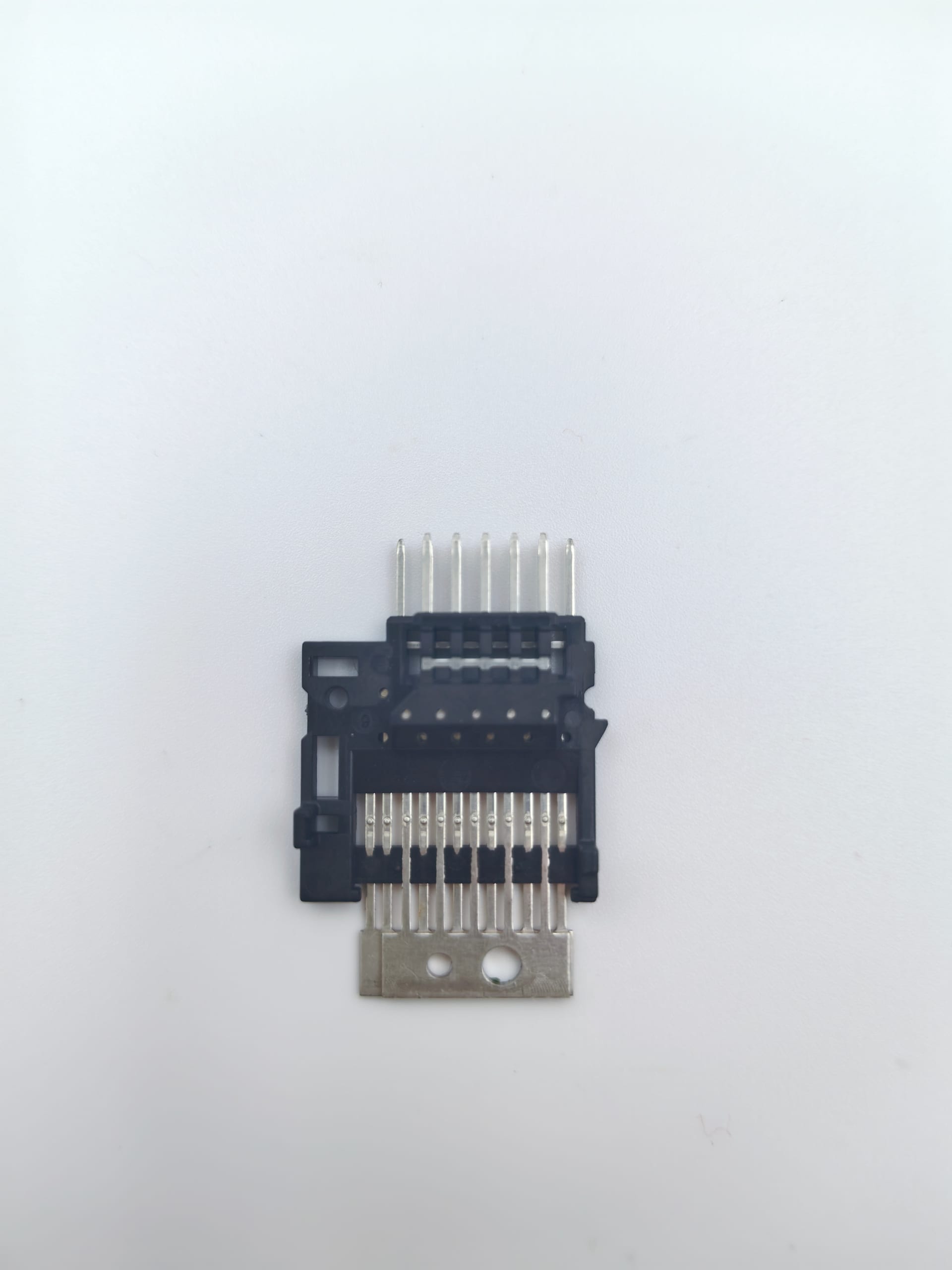 五金嵌入成型品 9